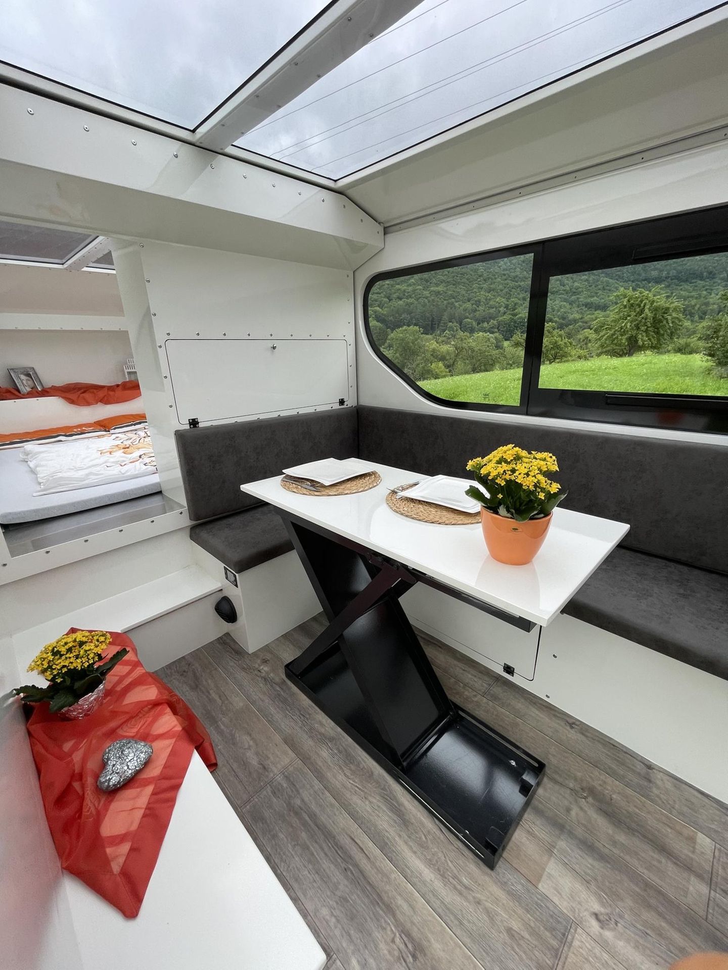 Bank und Tich lassen sich in ein weiteres Bett umbauen.