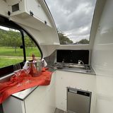 Auch die Küchenzeile beitet den Blick ins Freie.