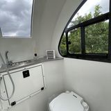 Die Nasszele ist überraschend geräumig.