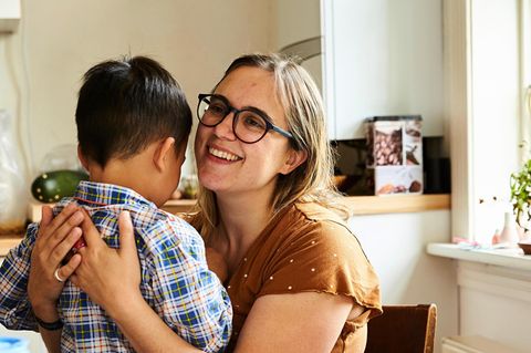 Intergeschlechtlichkeit: Frauke K. mit Ben. Wenn sie über ihn spricht, benutzt sie die männlichen Pronomen, statt "Sohn" sagt sie aber "Kind". Auf ihren Wunsch hin zeigen wir Ben nur von hinten