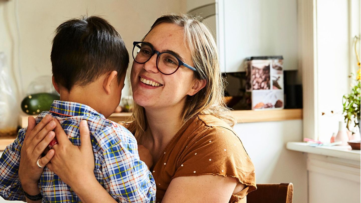 Intergeschlechtlichkeit: Intergeschlechtlichkeit: Frauke K. mit Ben. Wenn sie über ihn spricht, benutzt sie die männlichen Pronomen, statt "Sohn" sagt sie aber "Kind". Auf ihren Wunsch hin zeigen wir Ben nur von hinten Intergeschlechtlichkeit: Frauke K. mit Ben. Wenn sie über ihn spricht, benutzt sie die männlichen Pronomen, statt "Sohn" sagt sie aber "Kind". Auf ihren Wunsch hin zeigen wir Ben nur von hinten