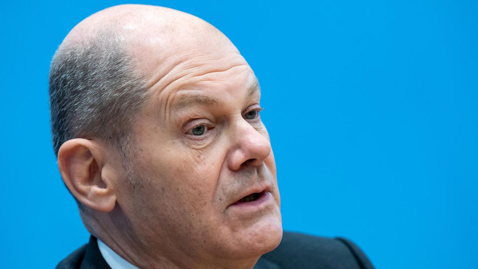 Die Bundespressekonferenz nach der Unterzeichnung des Koalitionsvertrags am 7. Dezember 2021 Olaf Scholz (SPD), seinerzeit designierter Bundeskanzler, spricht in der Bundespressekonferenz am 7.12.2021