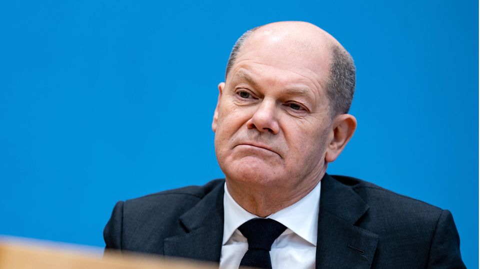 Die Bundespressekonferenz nach der Unterzeichnung des Koalitionsvertrags am 7. Dezember 2021 Olaf Scholz (SPD), seinerzeit designierter Bundeskanzler, sitzt in der Bundespressekonferenz am 7.12.2021