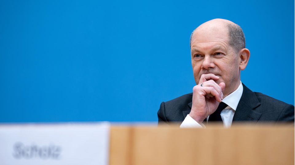 Olaf Scholz (SPD), seinerzeit designierter Bundeskanzler, sitzt in der Bundespressekonferenz am 7.12.2021