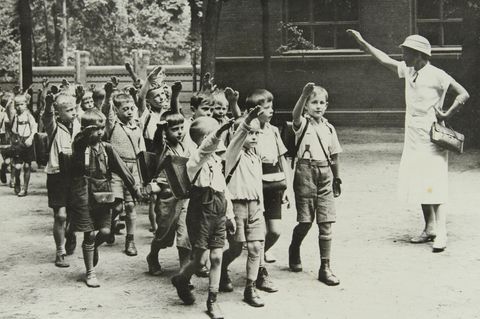 Grundschullehrerin grüßt ihre Schüler in Berlin 1935 mit dem Hitlergruß
