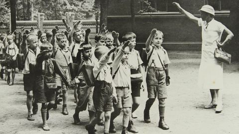 Grundschullehrerin grüßt ihre Schüler in Berlin 1935 mit dem Hitlergruß