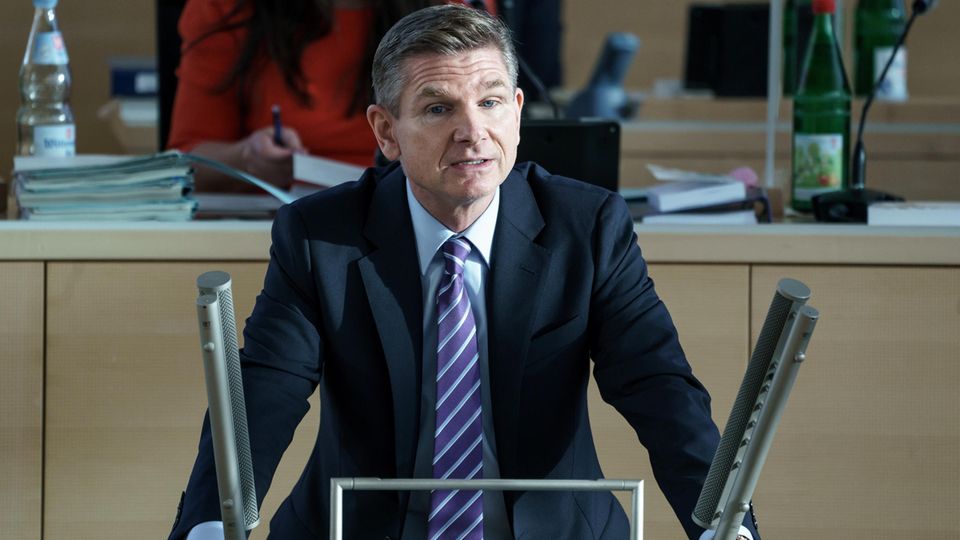 Heiner Garg am Rednerpult bei der Sitzung des Landtags