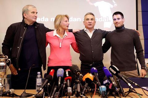 Ungeimpfter Tennisstar: Seine Familie singt, Fans tanzen: Posse um Djokovic-Visum geht in die nächste Runde