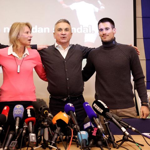 Ungeimpfter Tennisstar: Seine Familie singt, Fans tanzen: Posse um Djokovic-Visum geht in die nächste Runde