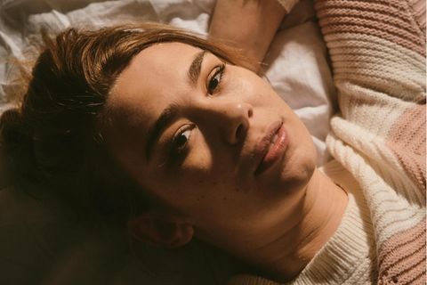 Die Autorin und Moderatorin Ronja von Roenne in ihrer Berliner Wohnung im Bett