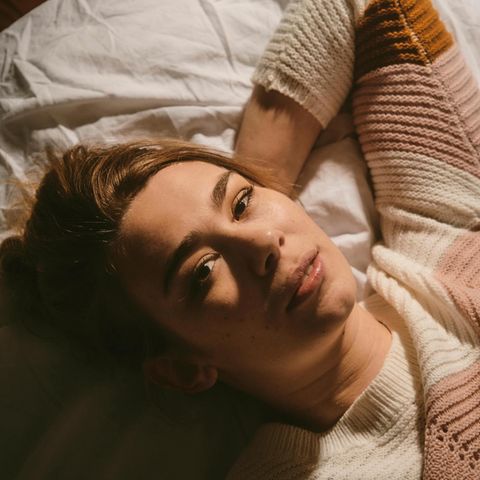 Die Autorin und Moderatorin Ronja von Roenne in ihrer Berliner Wohnung im Bett