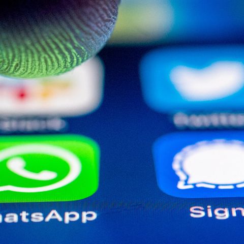 Signal app alongside WhatsApp Messenger
