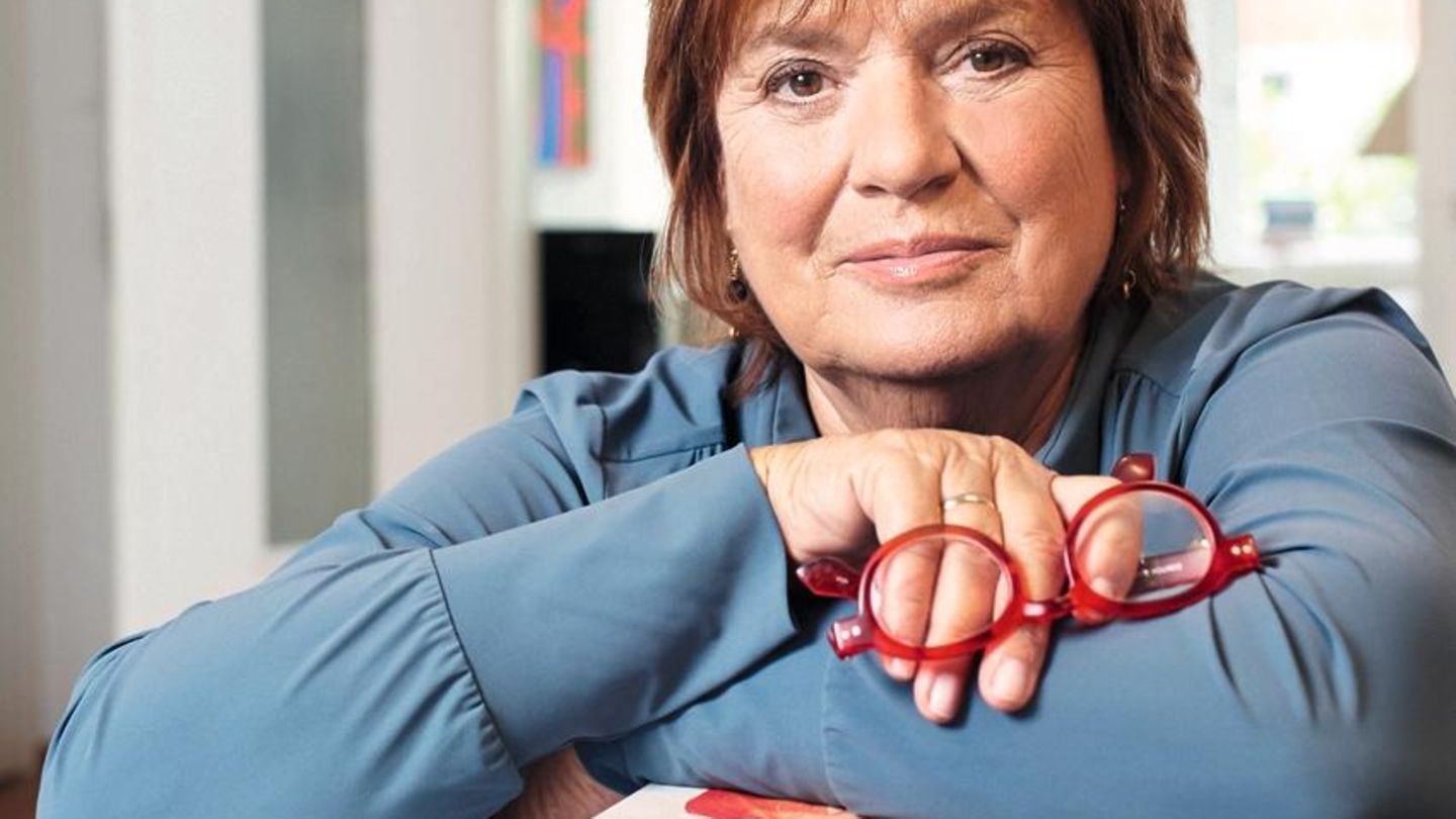 Christine Westermann, deutsche Fernsehmoderatorin und Radiomoderatorin, Journalistin und AutorinEngl.: Christine Westermann, German TV host and radio presenter, journalist and author, Moderator, TV, WDR, television, column, star, room-free, media, Christine Westermann lehnt sich auf einen Stapel Bücher
