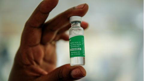 Eine Krankenschwester hält eine Ampulle mit dem Corona-Impfstoff von Astrazeneca in der Hand. In vielen armen Ländern sind Impfstoffe Mangelware.