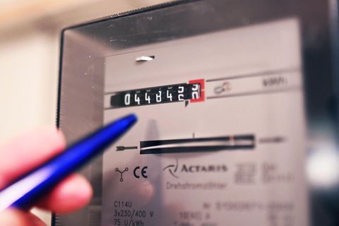 Ein Stift zeigt auf einen Drehstromzähler.