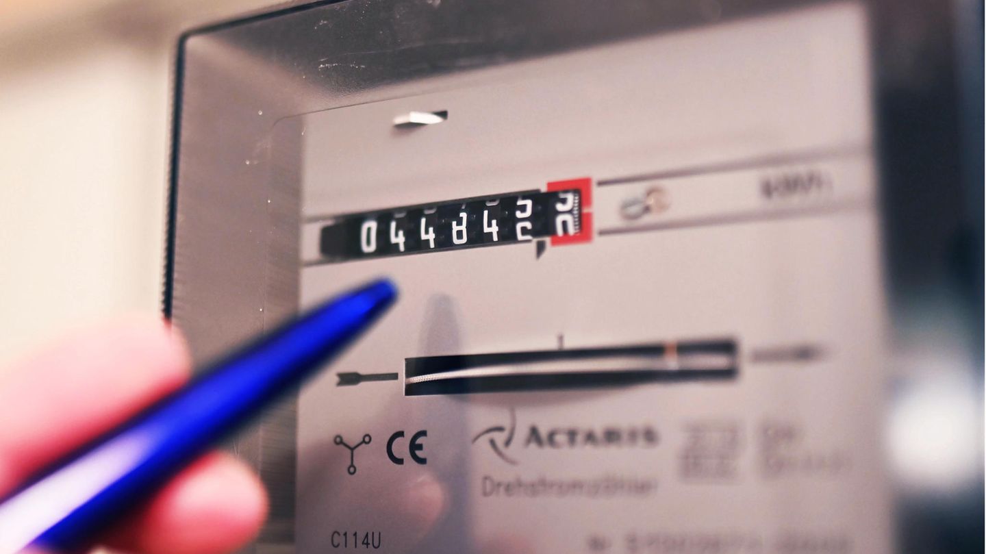 Ein Stift zeigt auf einen Drehstromzähler.