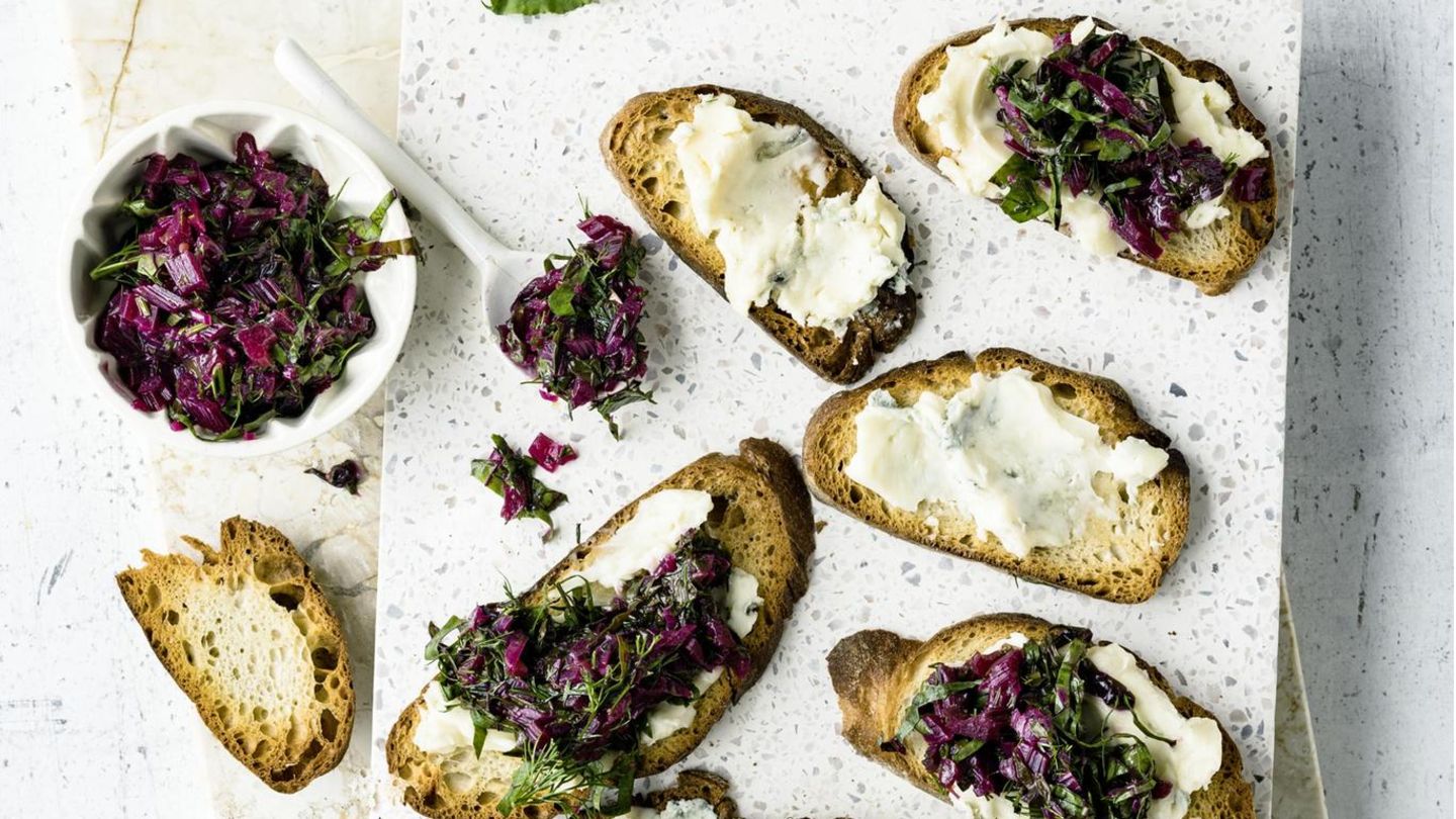 Chutney von Rote-Bete-Blättern auf Gorgonzola-Bruschetta