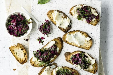 Chutney von Rote-Bete-Blättern auf Gorgonzola-Bruschetta