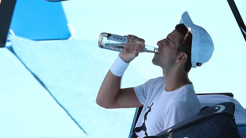 Novak Djokovic gönnt sich eine Trinkpause während des Trainings in der Rod Laver Arena