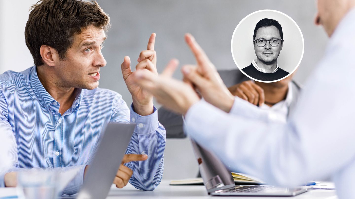 Zwei Männer diskutieren miteinander