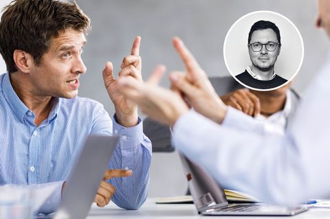 Zwei Männer diskutieren miteinander