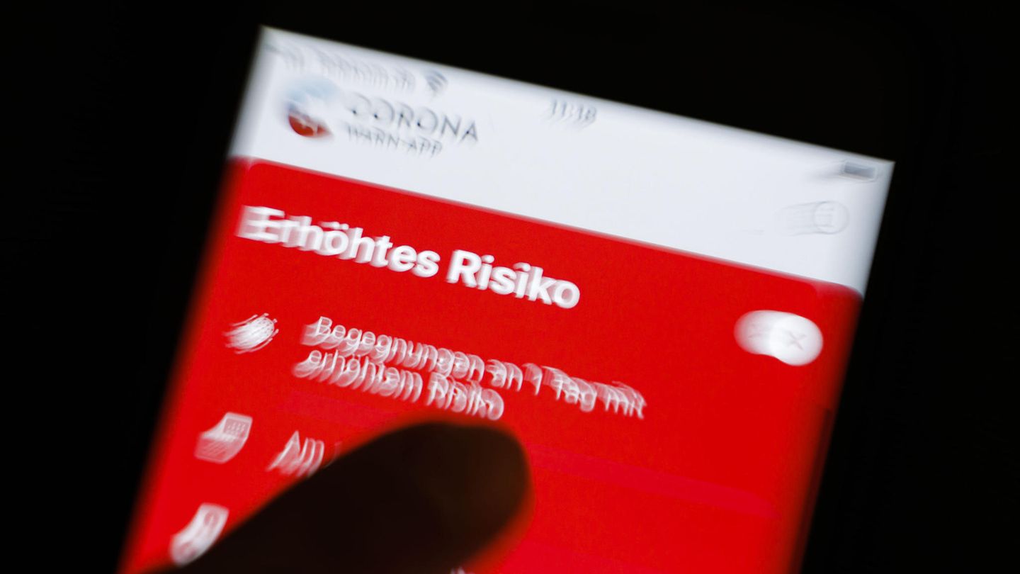 Eine rote Warnmeldung bei der Corona-Warn-App: Sind durch Omikron weitere Anpassungen notwendig?