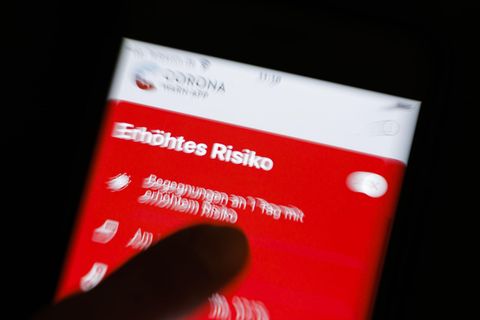 Eine rote Warnmeldung bei der Corona-Warn-App: Sind durch Omikron weitere Anpassungen notwendig?