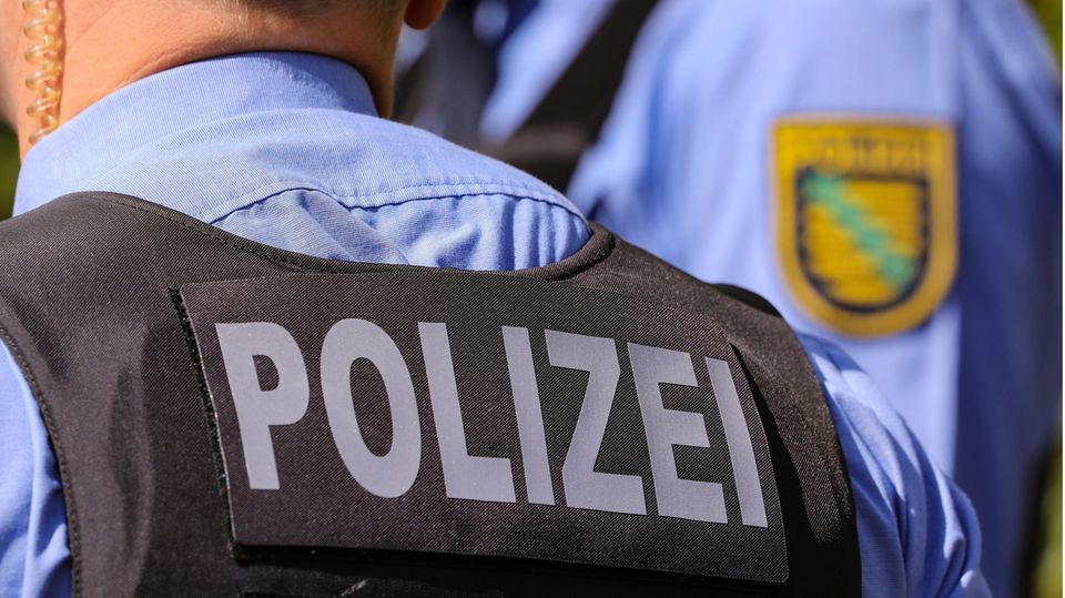 Aufschrift Polizei auf einer Polizeiweste