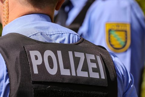 Aufschrift Polizei auf einer Polizeiweste