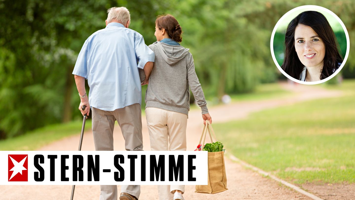 Die Pflege der eigenen Eltern zu übernehmen, ist für viele Menschen Selbstverständlichkeit und Belastung in einem (Symbolbild)