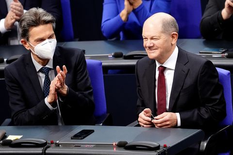 Rolf Mützenich (l) legt kurz vor wichtigem Auftritt von Kanzler Olaf Scholz (r) Zeitplan zur Impfpflicht vor