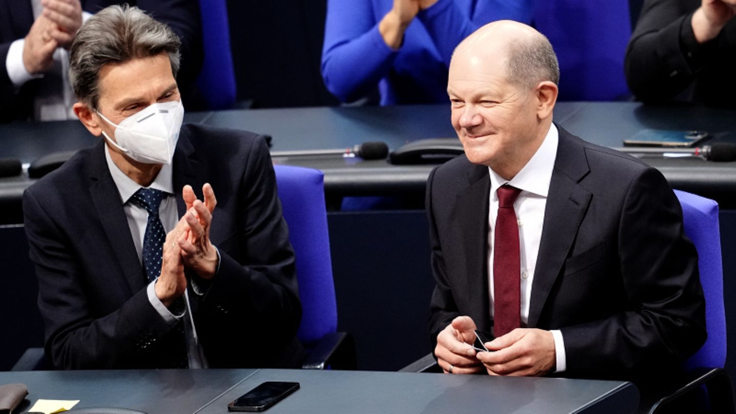 Rolf Mützenich (l) legt kurz vor wichtigem Auftritt von Kanzler Olaf Scholz (r) Zeitplan zur Impfpflicht vor