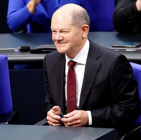 Rolf Mützenich (l) legt kurz vor wichtigem Auftritt von Kanzler Olaf Scholz (r) Zeitplan zur Impfpflicht vor