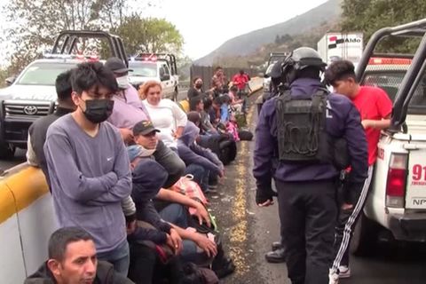 Video: Nach Unfall in Mexiko: mehr als 30 Migranten auf Ladefläche entdeckt
