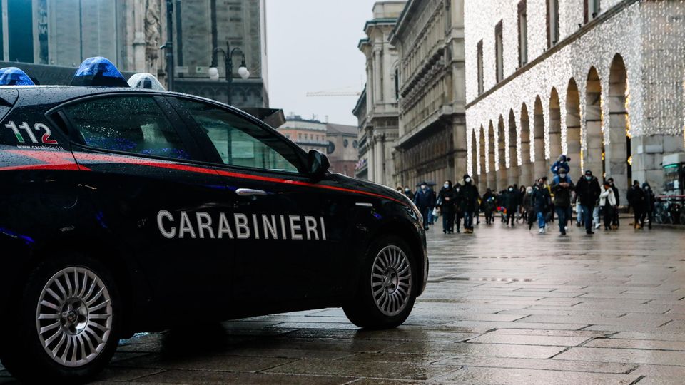Ein Polizei-Auto steht auf einem Platz in Mailand