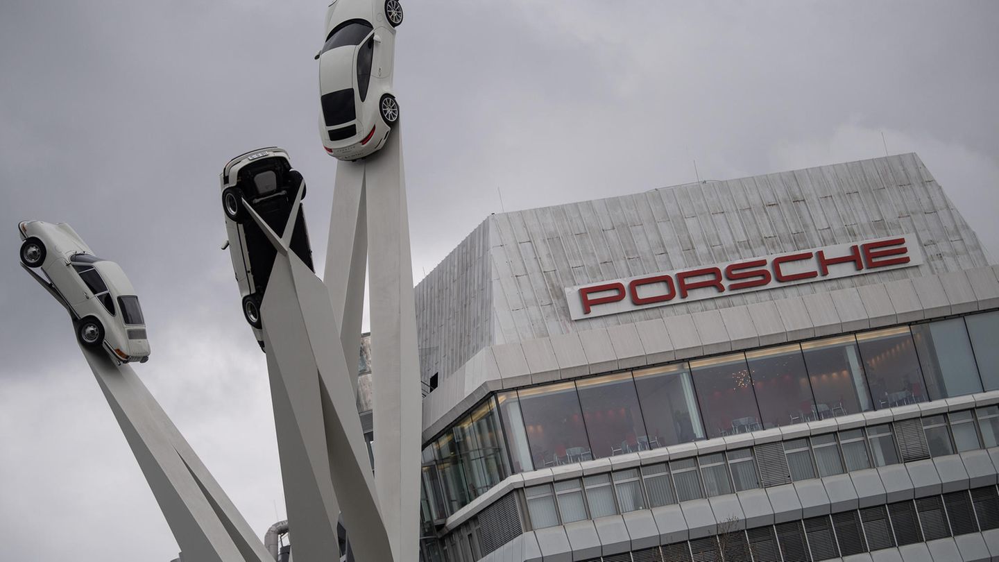 Platz 5: Porsche (4,4 Punkte)  Der traditionsreiche Autobauer (hier das Stammwerk in Stuttgart) ist ebenfalls als Arbeitgeber beliebt. Zu den Pluspunkten zählt ein IT-Mitarbeiter neben dem Gehalt auch das "Gefühl, Teil dieser Familie zu sein".