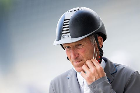 Ludger Beerbaum und sein Pferd springen über ein Hindernis.