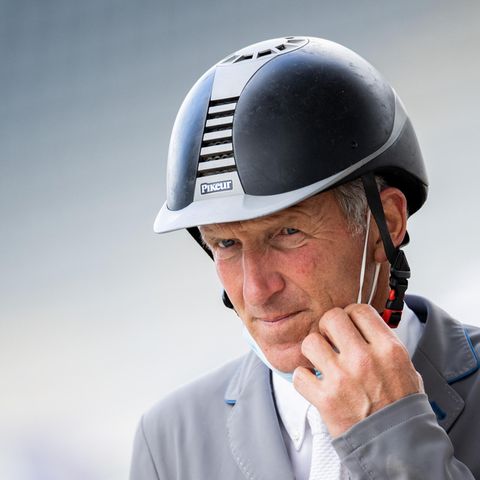 Ludger Beerbaum und sein Pferd springen über ein Hindernis.