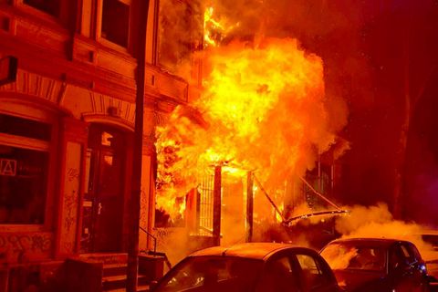 Flammen schlagen aus der Kneipe "Nachthafen" auf St. Pauli