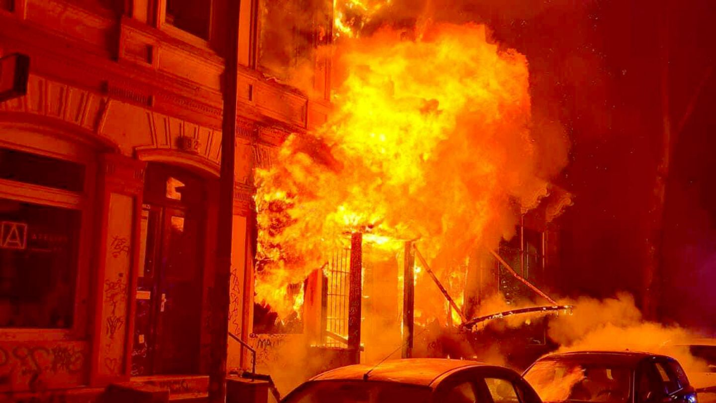 Flammen schlagen aus der Kneipe "Nachthafen" auf St. Pauli