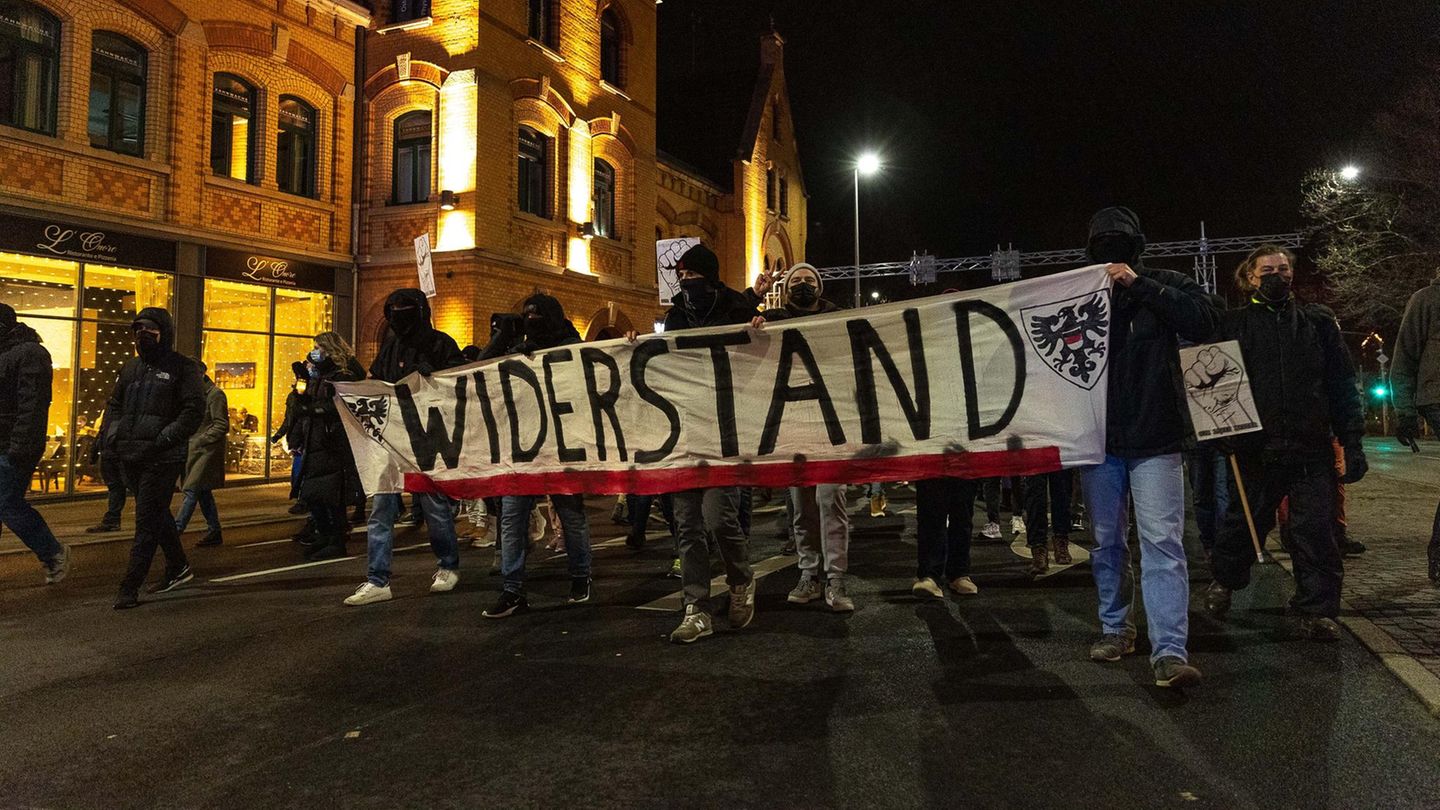 Corona-Proteste : Radikalisierung auf Telegram: "Man wähnt sich im Widerstand, plant Tribunale und führt Todeslisten" Corona-Proteste : Radikalisierung auf Telegram: "Man wähnt sich im Widerstand, plant Tribunale und führt Todeslisten"