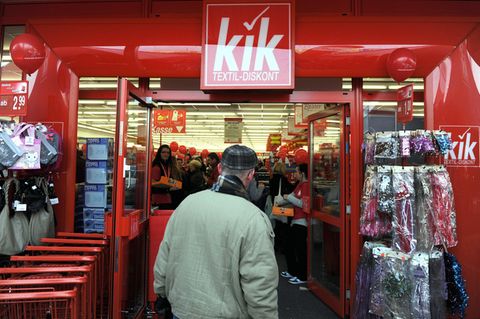 Ein Mann betritt eine Kik-Filiale