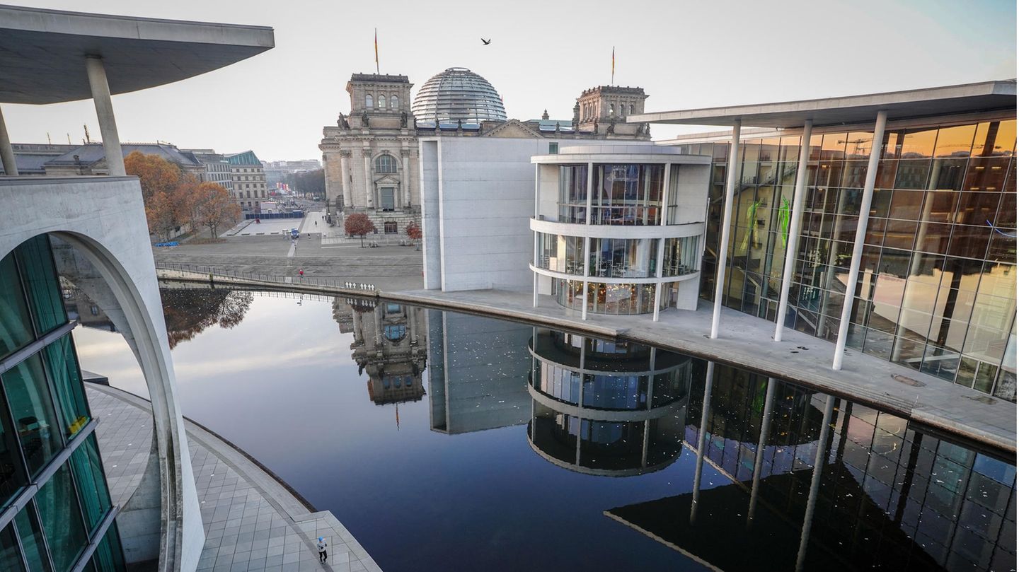 Das Paul-Löbe-Haus und das Reichstagsgebäude spiegeln sich in der Spree