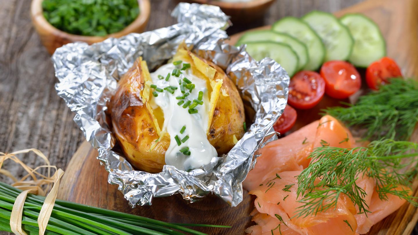 Folienkartoffeln: Gebackene Kartoffel mit Kräuterquark Gebackene Kartoffel mit Kräuterquark
