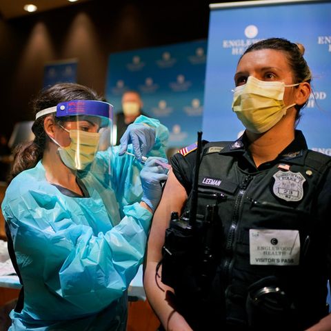 Eine Polizistin wird im Englewood Health Zentrum im Bundesstaat New Jersey gegen Corona geimpft
