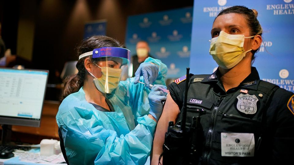 Eine Polizistin wird im Englewood Health Zentrum im Bundesstaat New Jersey gegen Corona geimpft