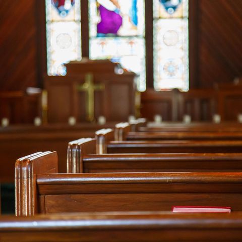 Kirchenbänke als Symbolfoto für einen Priester-Missbrauchsskandal in der Diözese Oakland