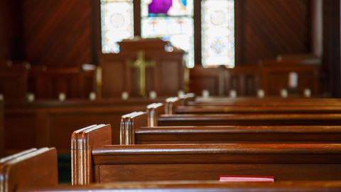 Kirchenbänke als Symbolfoto für einen Priester-Missbrauchsskandal in der Diözese Oakland