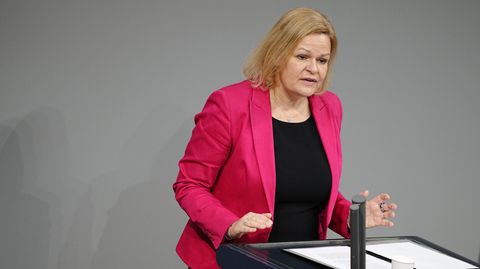 Bundesinnenministerin Nancy Faeser (SPD) am Rednerpult im Bundestag. Sie will sich den Chat-Dienst Telegram vornehmen.