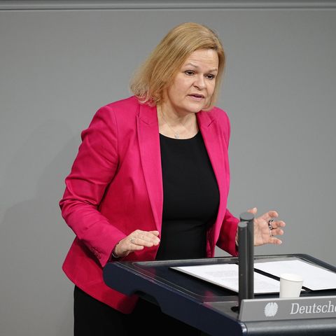 Bundesinnenministerin Nancy Faeser (SPD) am Rednerpult im Bundestag. Sie will sich den Chat-Dienst Telegram vornehmen.